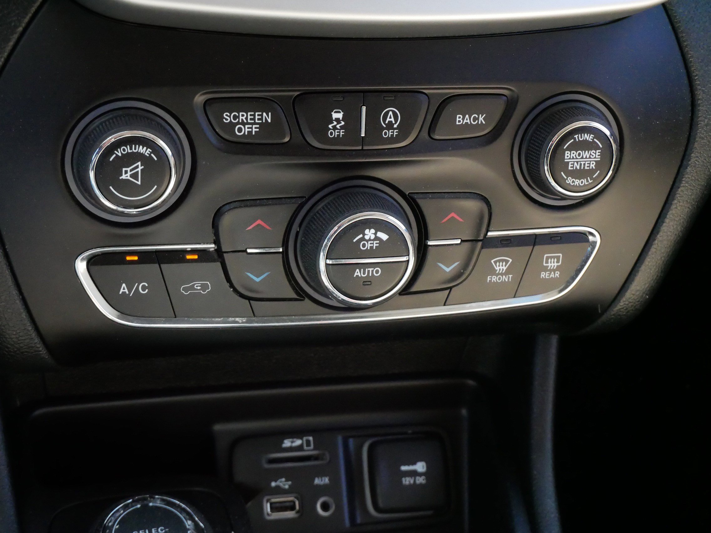 Used 2015 Jeep Cherokee Limited w/ Luxury Group AWD/4WD image 23