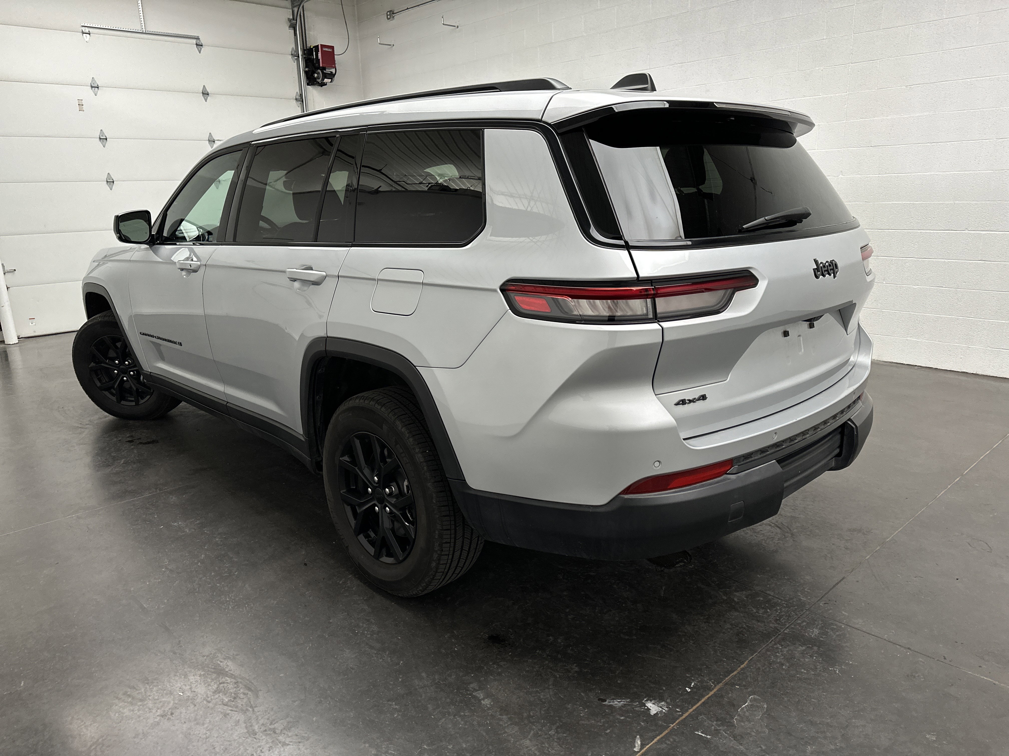 Used 2024 Jeep Grand Cherokee L Laredo image 7