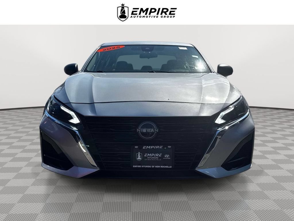 Used 2024 Nissan Altima 2.5 SV FWD image 2