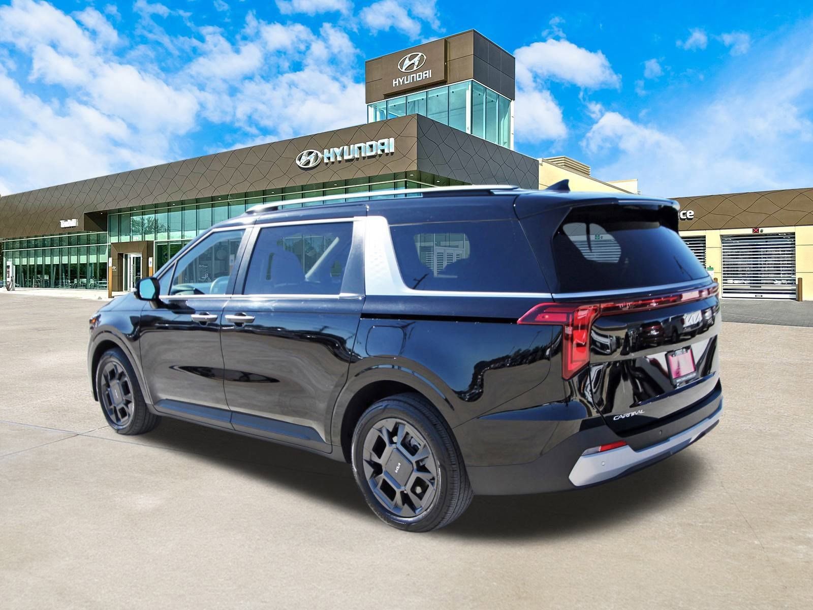 Used 2025 Kia Carnival EX image 8