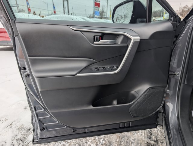 Used 2022 Toyota RAV4 XLE w/ Convenience Package image 9