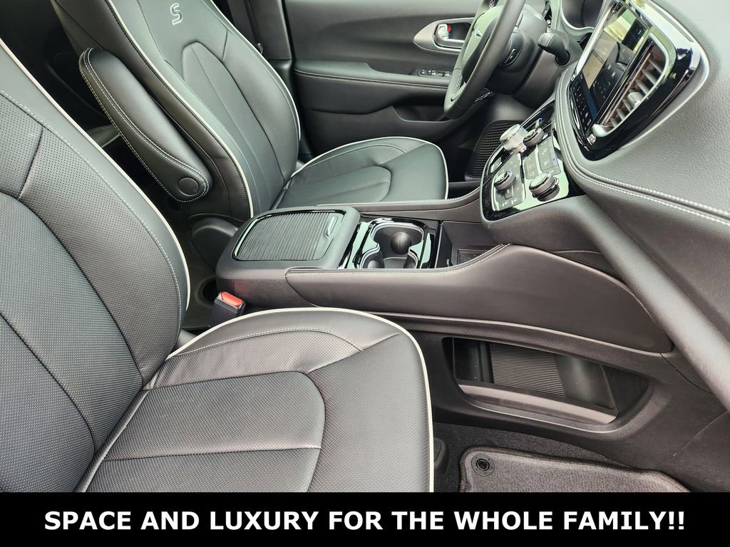 New 2026 Chrysler Pacifica Limited w/ Uconnect Theater Family Group AWD/4WD image 10