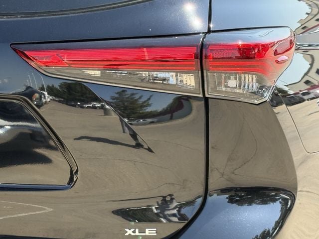 Used 2023 Toyota Highlander XLE FWD image 7
