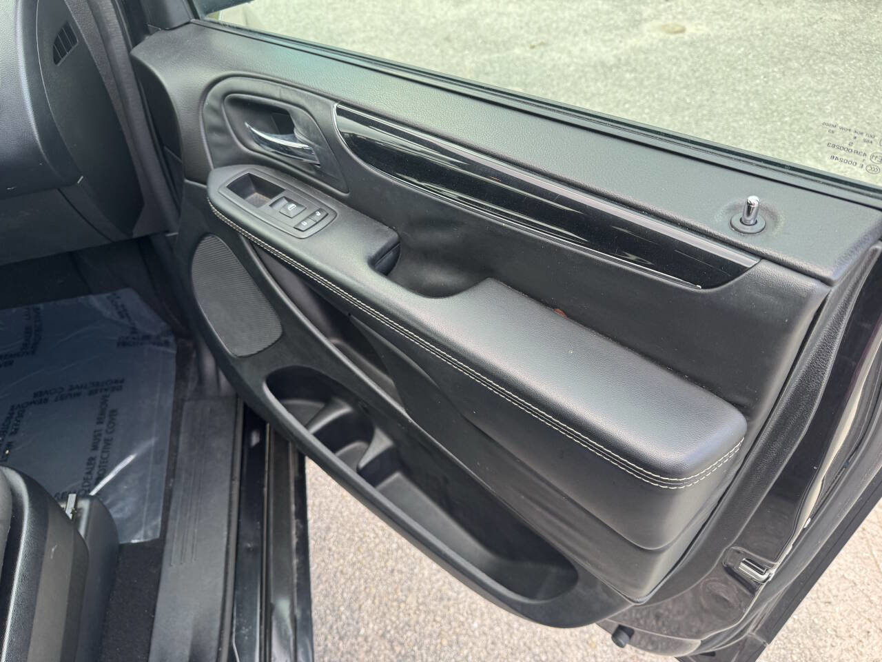 Used 2018 Dodge Grand Caravan SE FWD image 2