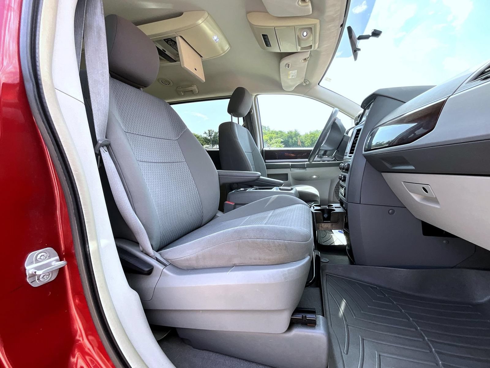 Used 2010 Chrysler Town & Country Touring w/ Entertainment Group #2 FWD image 18