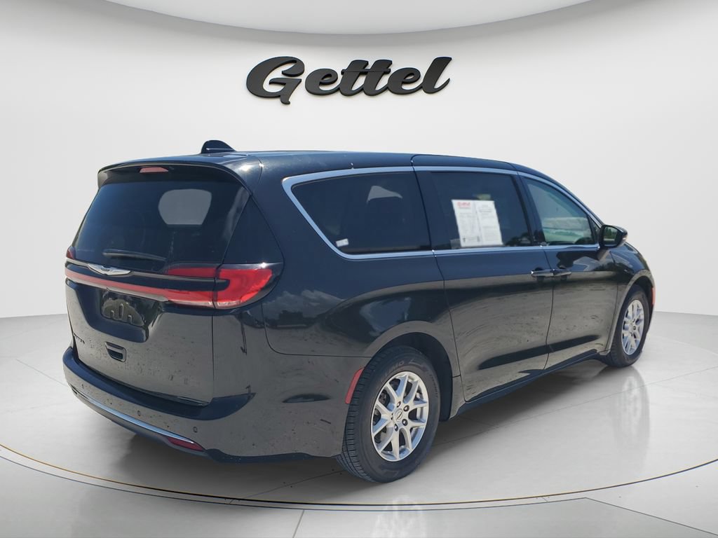 Used 2023 Chrysler Pacifica Touring-L FWD image 5