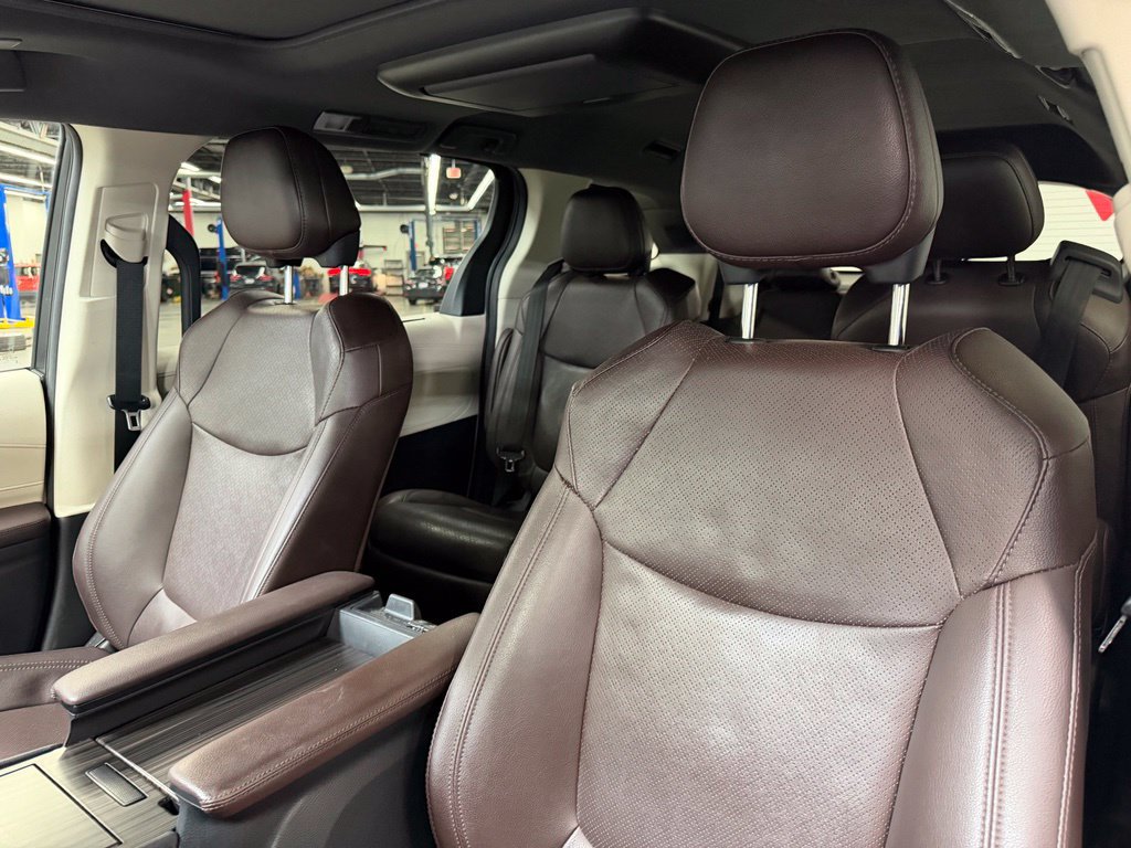 Used 2021 Toyota Sienna Platinum FWD image 22