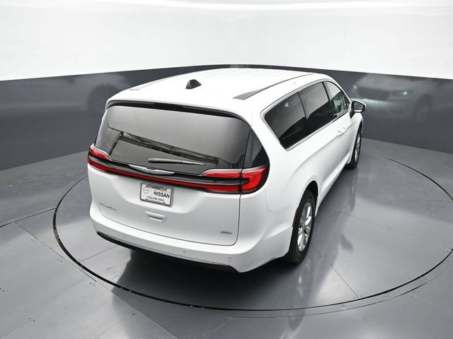 Used 2023 Chrysler Pacifica Touring-L AWD/4WD image 22