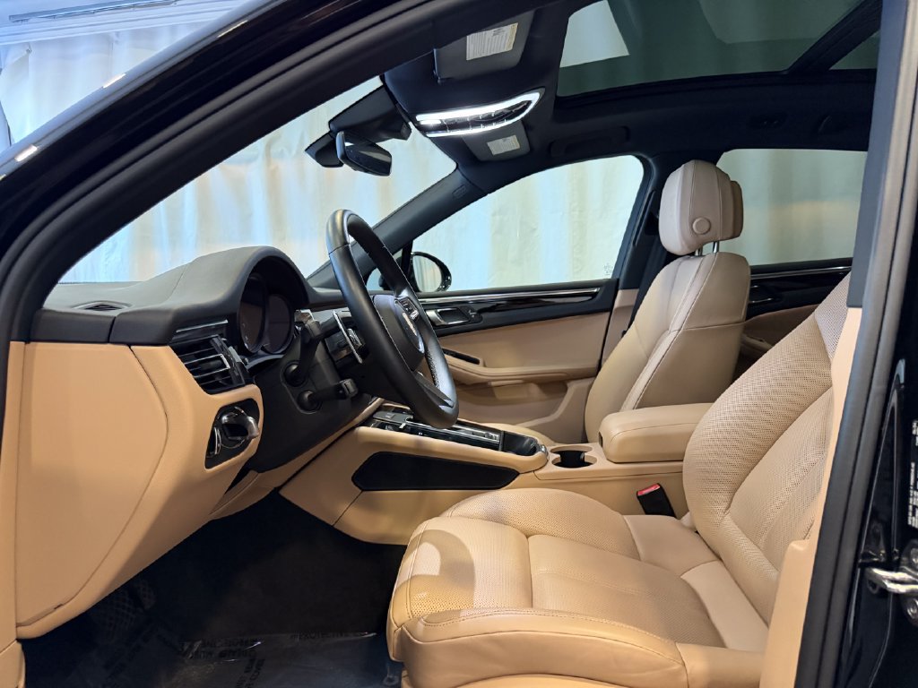 Certified 2024 Porsche Macan AWD/4WD image 5