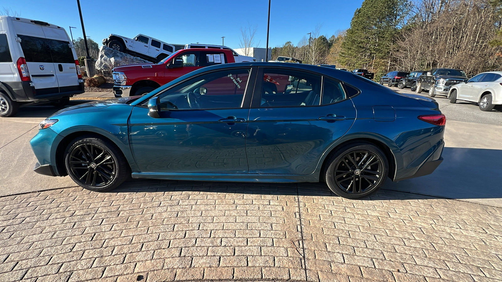 Used 2025 Toyota Camry SE image 11