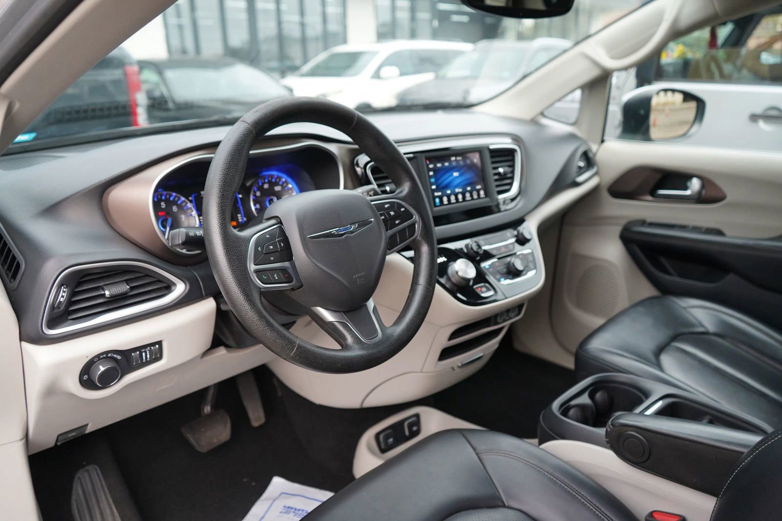 Used 2021 Chrysler Voyager Lxi image 8