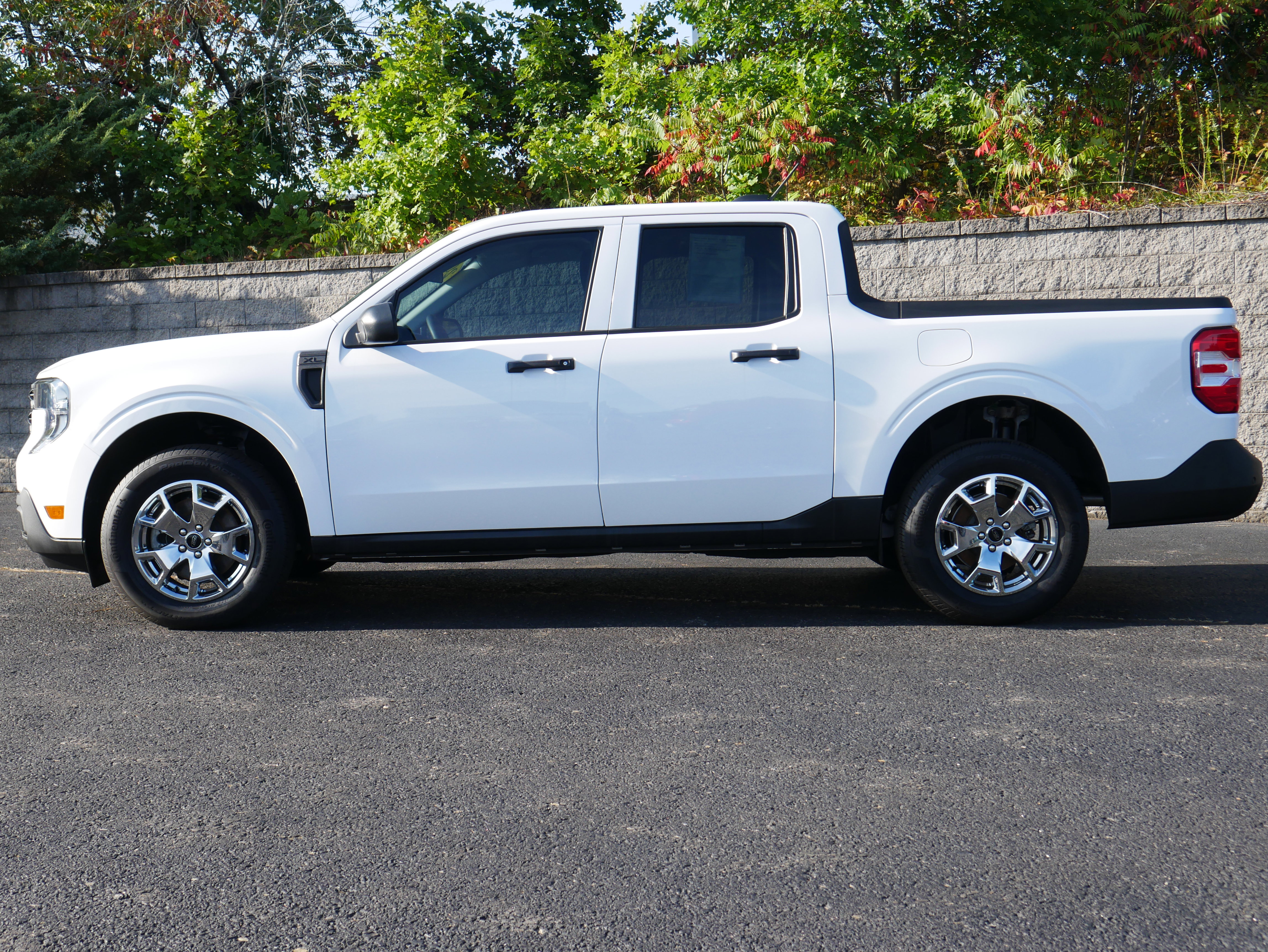 Used 2025 Ford Maverick XL image 3