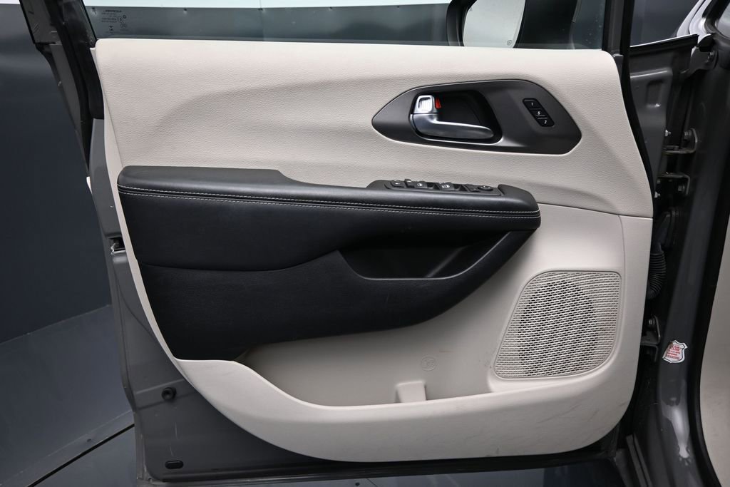 Used 2023 Chrysler Pacifica Touring-L FWD image 10