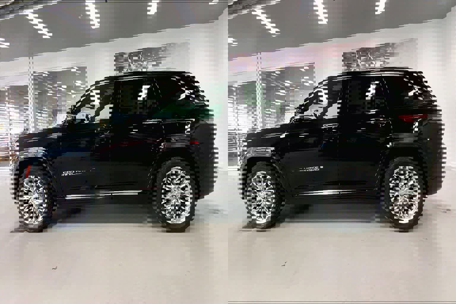 Used 2022 Jeep Grand Cherokee Summit image 3