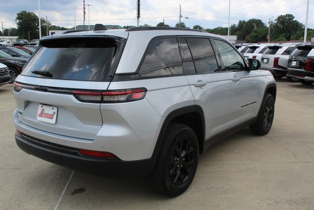 Used 2025 Jeep Grand Cherokee Altitude AWD/4WD image 8