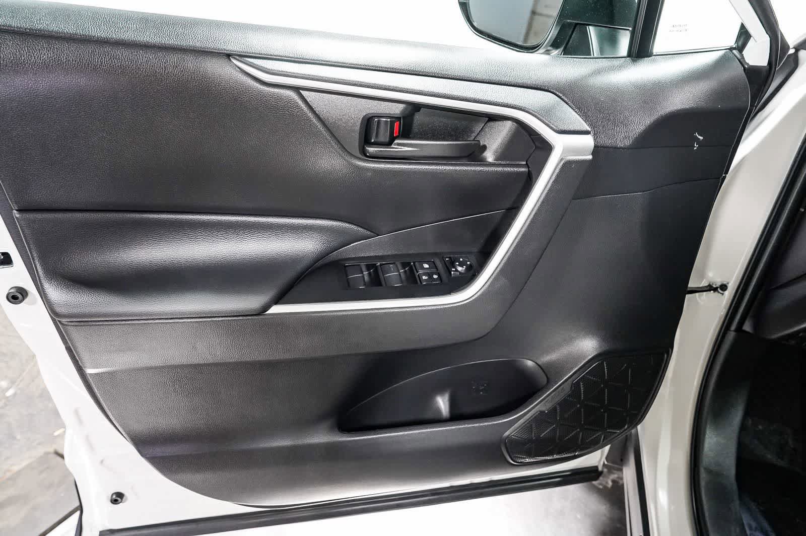Certified 2025 Toyota RAV4 LE FWD image 22