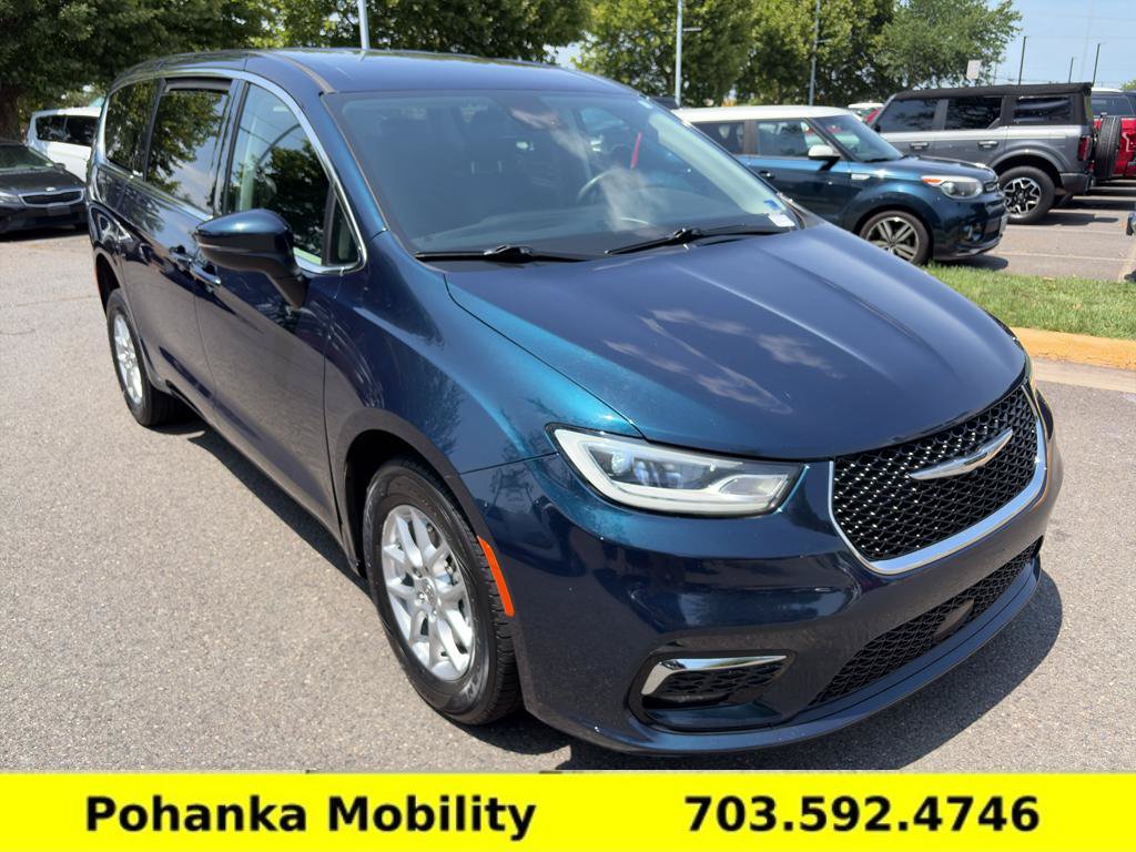 Used 2023 Chrysler Pacifica Touring-L FWD image 2