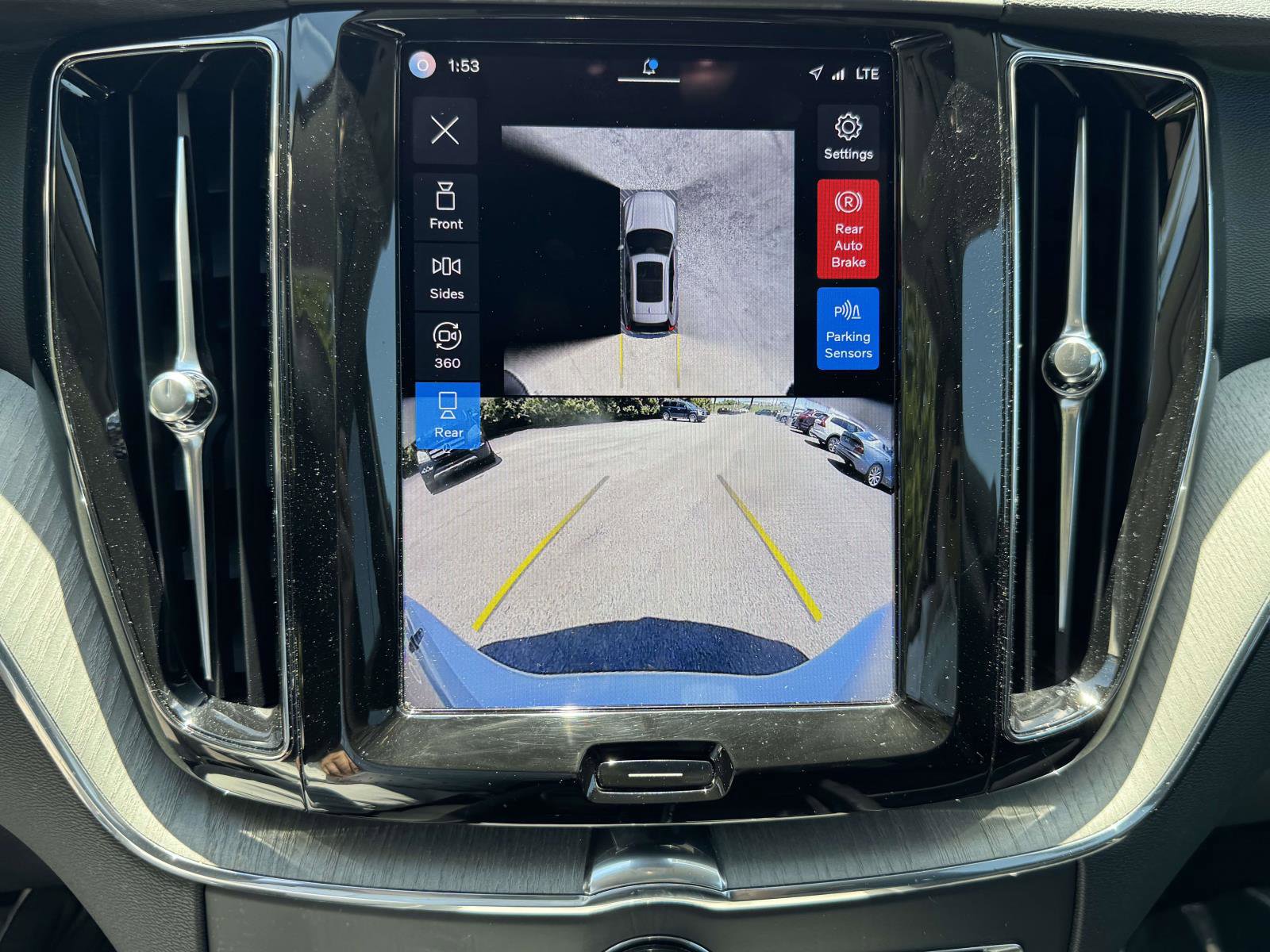 Certified 2025 Volvo XC60 B5 Plus AWD/4WD image 29