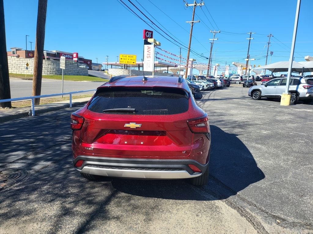 Used 2025 Chevrolet Trax LT w/ LT Convenience Package image 12