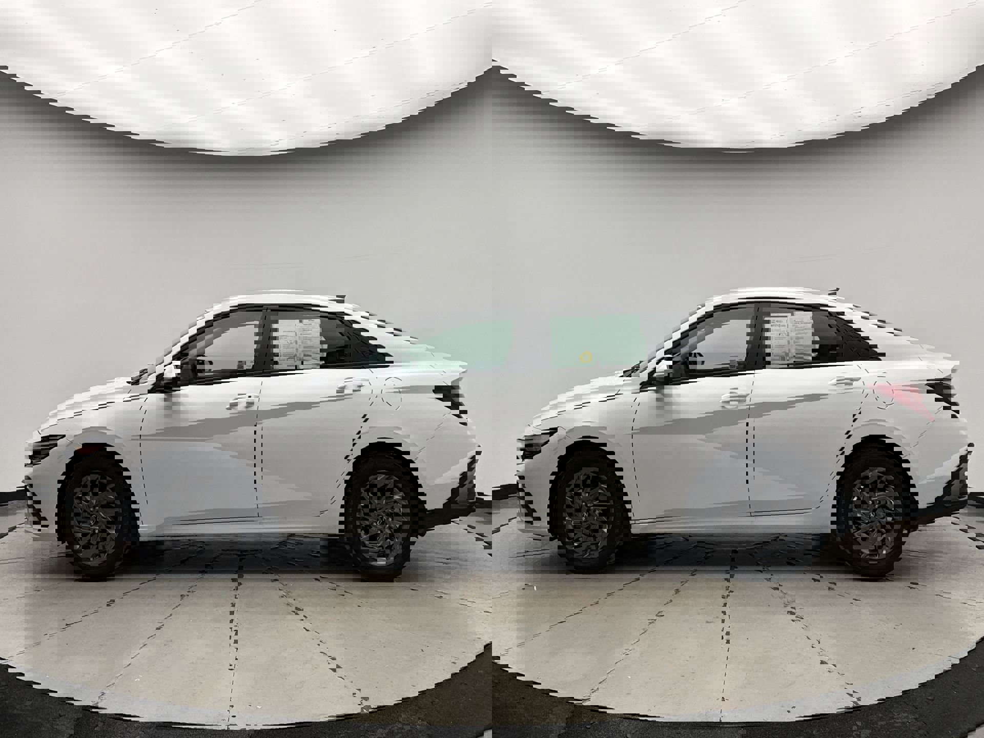 Used 2024 Hyundai Elantra SEL image 2