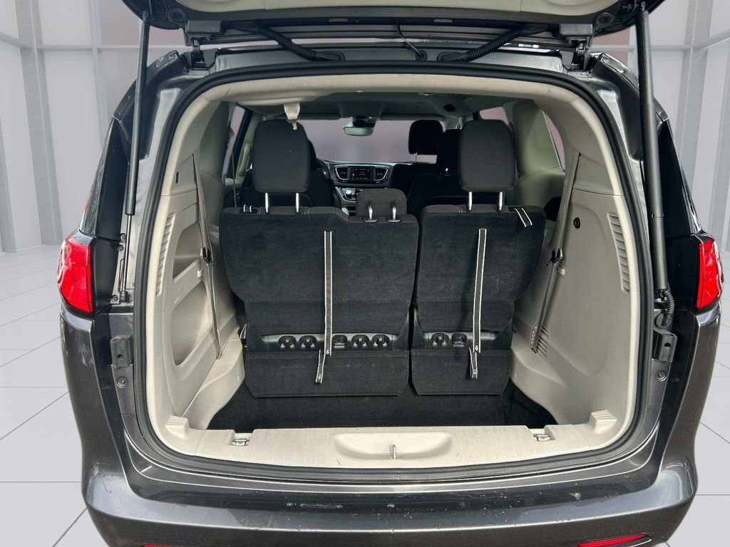 Used 2023 Chrysler Voyager LX image 14