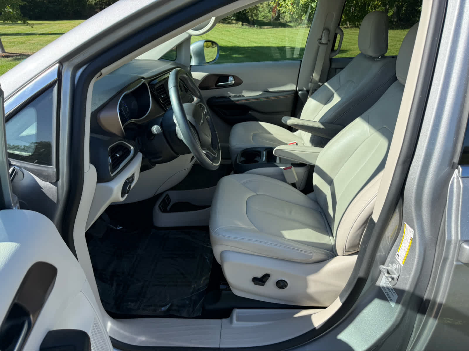 Used 2017 Chrysler Pacifica Touring-L FWD image 10