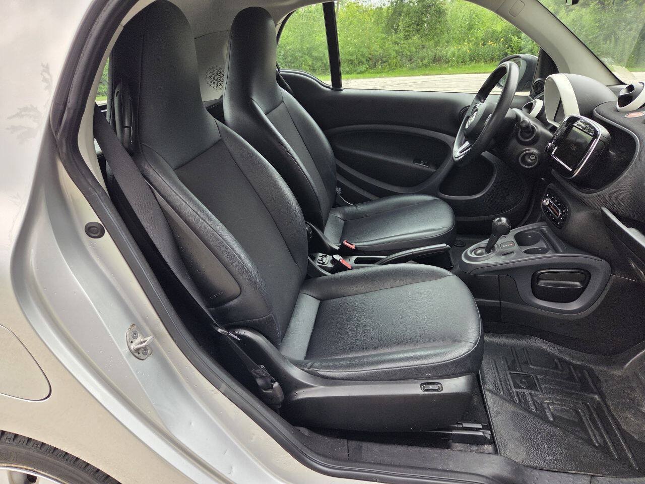Used 2016 smart fortwo passion RWD image 15