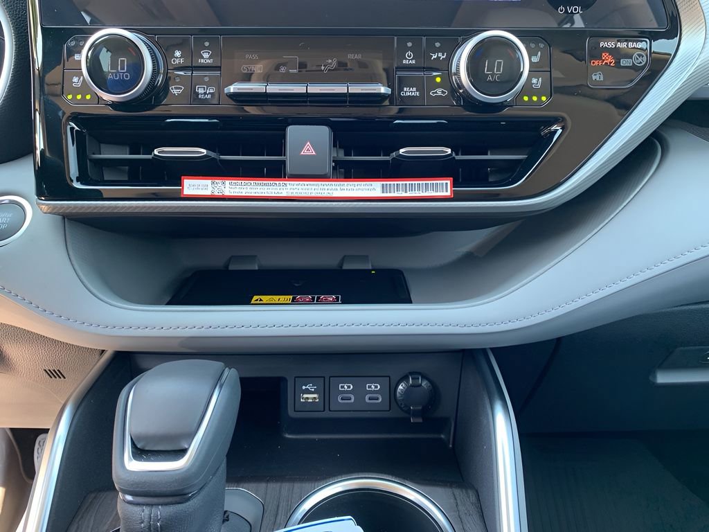 New 2025 Toyota Highlander Platinum image 22