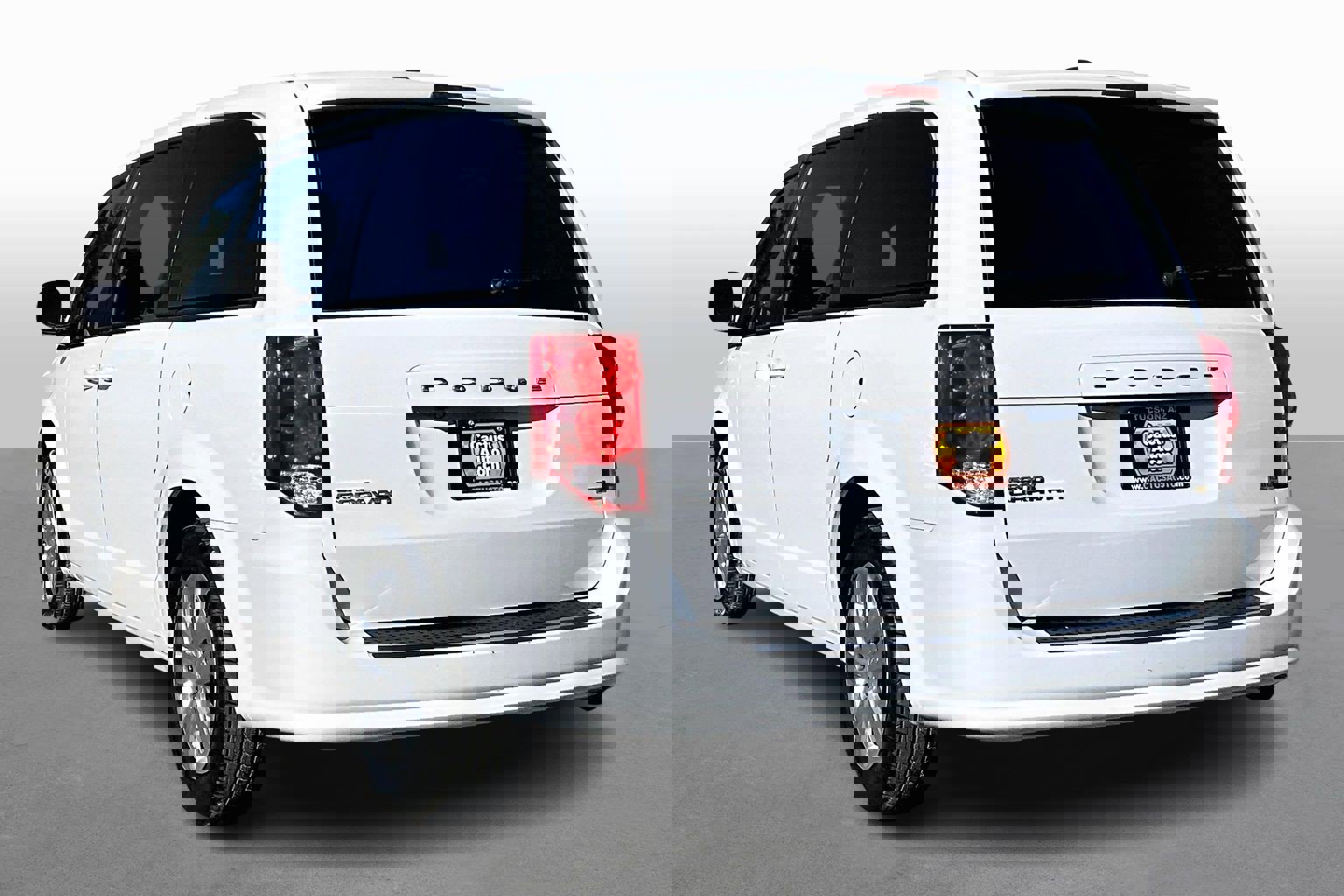 Used 2018 Dodge Grand Caravan SE w/ UConnect Hands-Free Group image 11