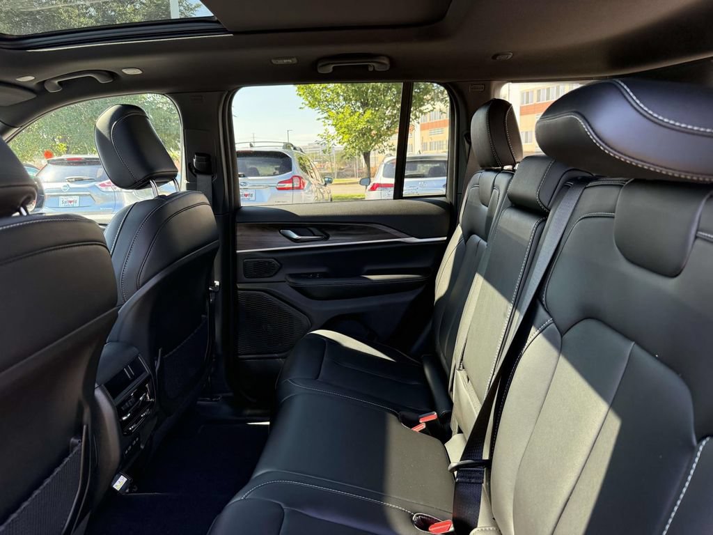 New 2027 Jeep Grand Cherokee Limited w/ Limited Altitude Package AWD/4WD image 17