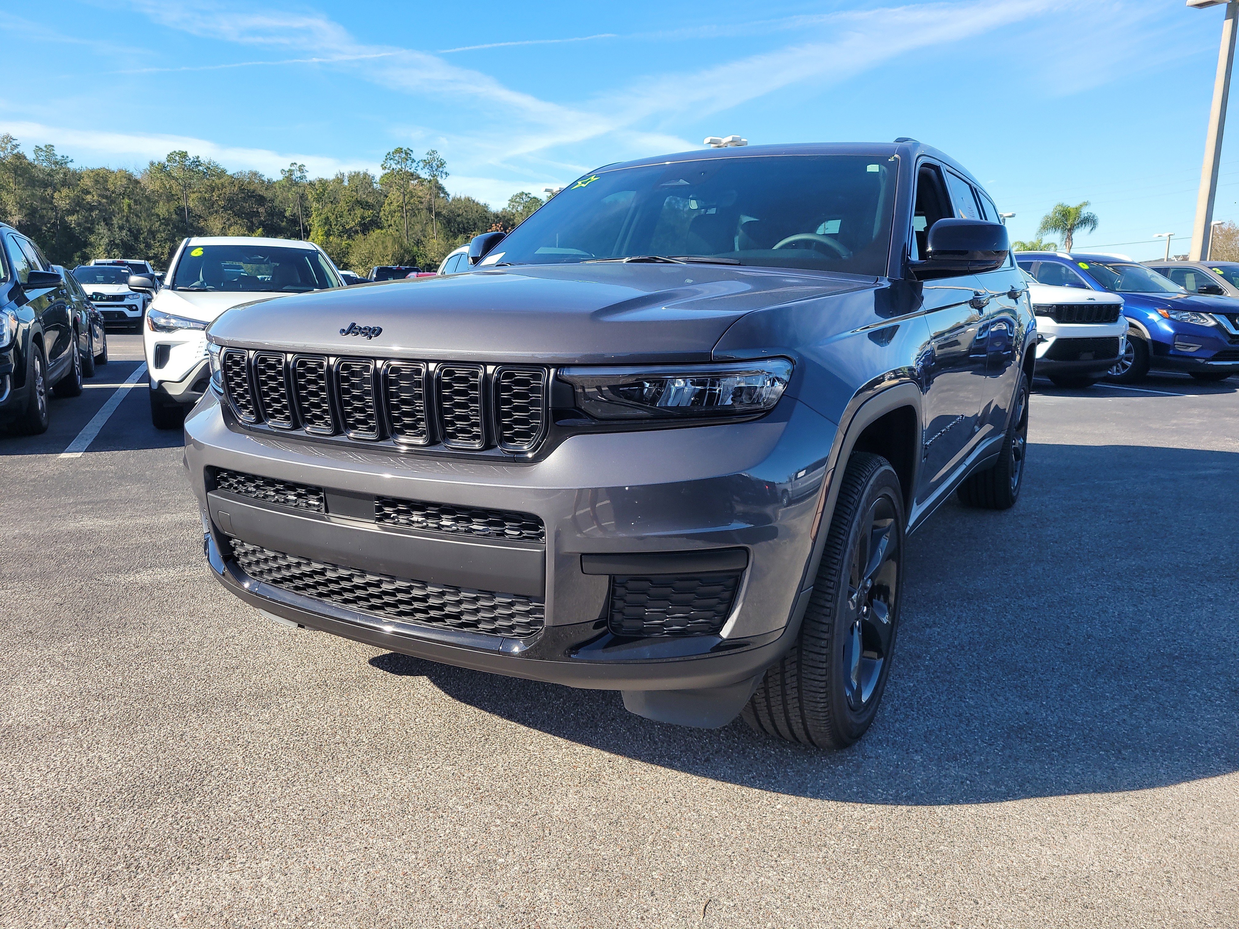 Used 2025 Jeep Grand Cherokee L Laredo image 3