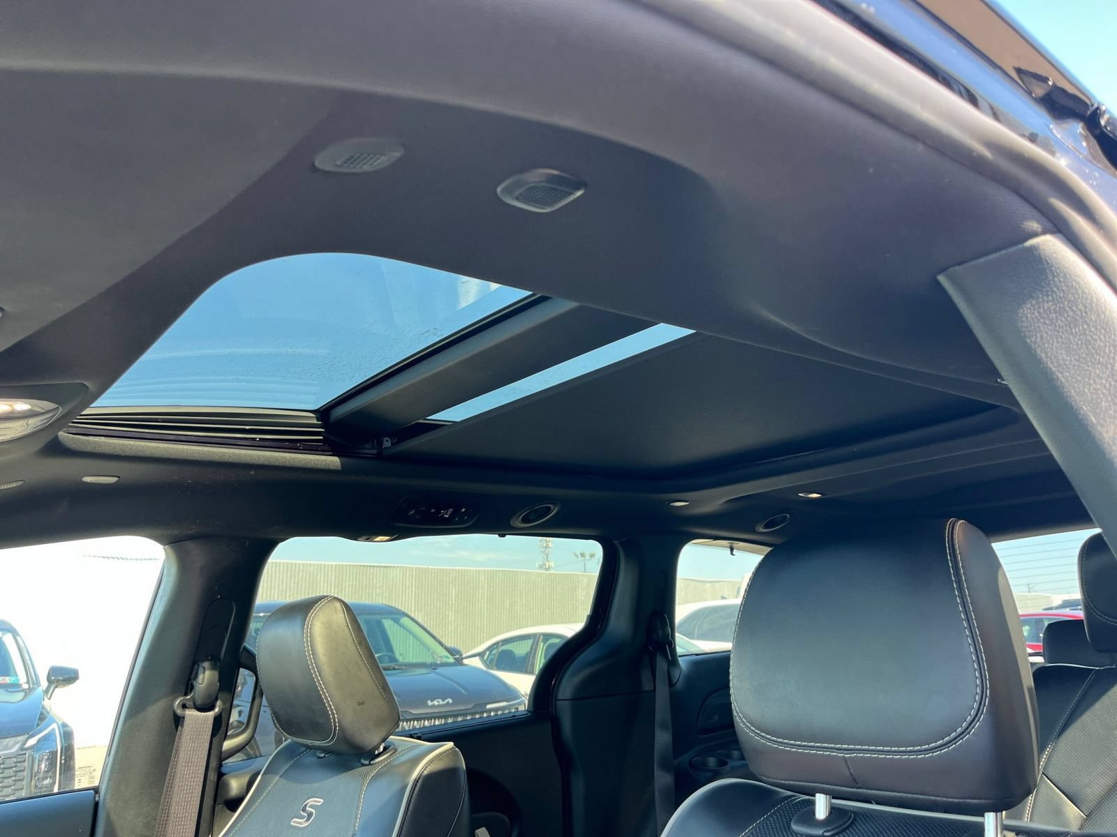 Used 2025 Chrysler Pacifica Limited FWD image 30