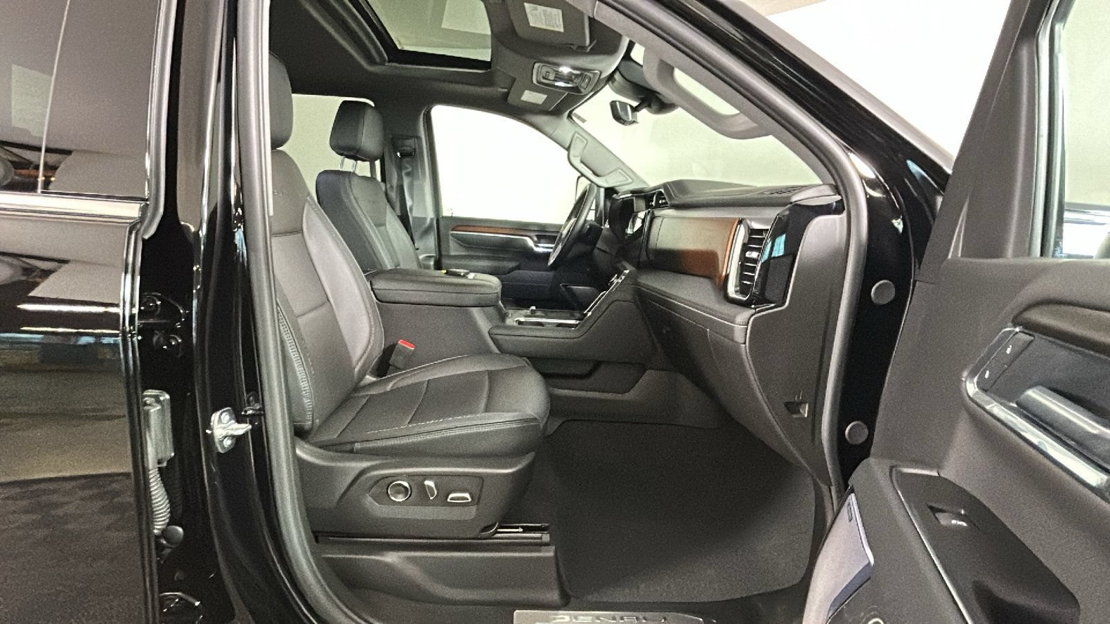 Used 2025 GMC Sierra 2500 Denali w/ Denali Reserve Package AWD/4WD image 36