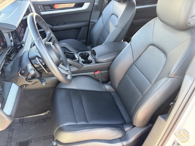 Used 2025 Porsche Cayenne AWD/4WD image 6