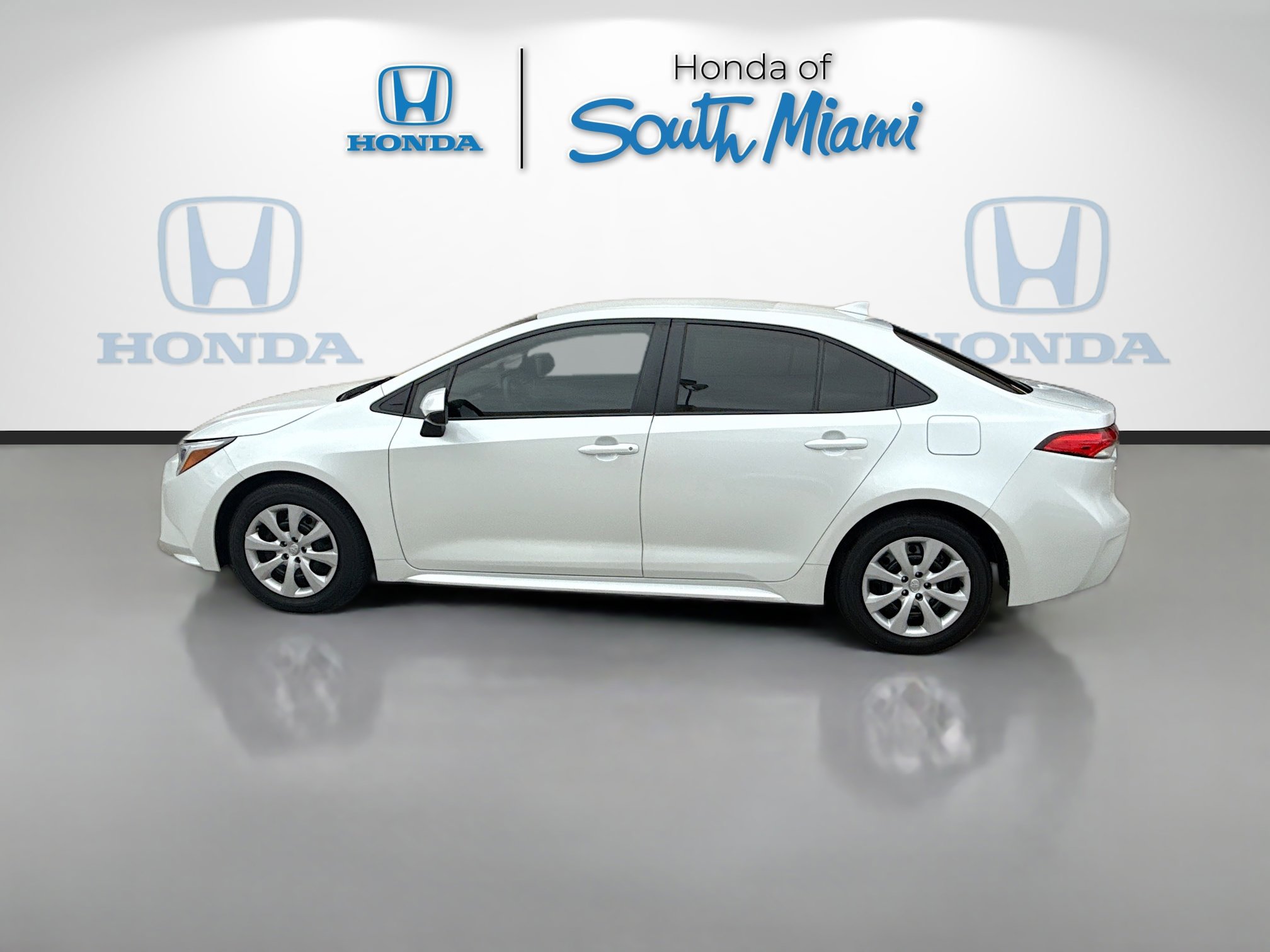 Used 2025 Toyota Corolla LE w/ Convenience Package image 4