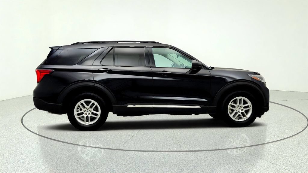 Used 2025 Ford Explorer Active AWD/4WD image 4