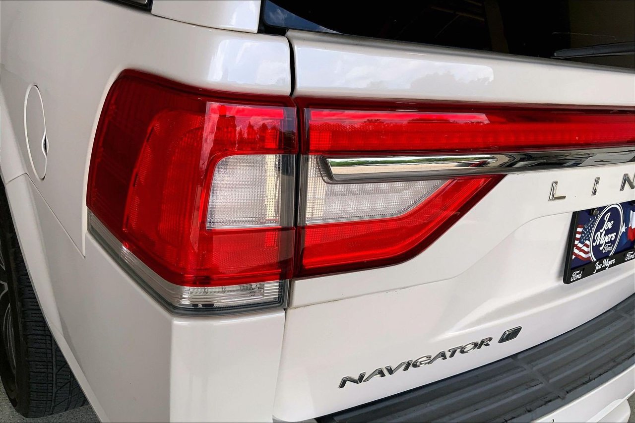 Used 2015 Lincoln Navigator L 2WD image 13