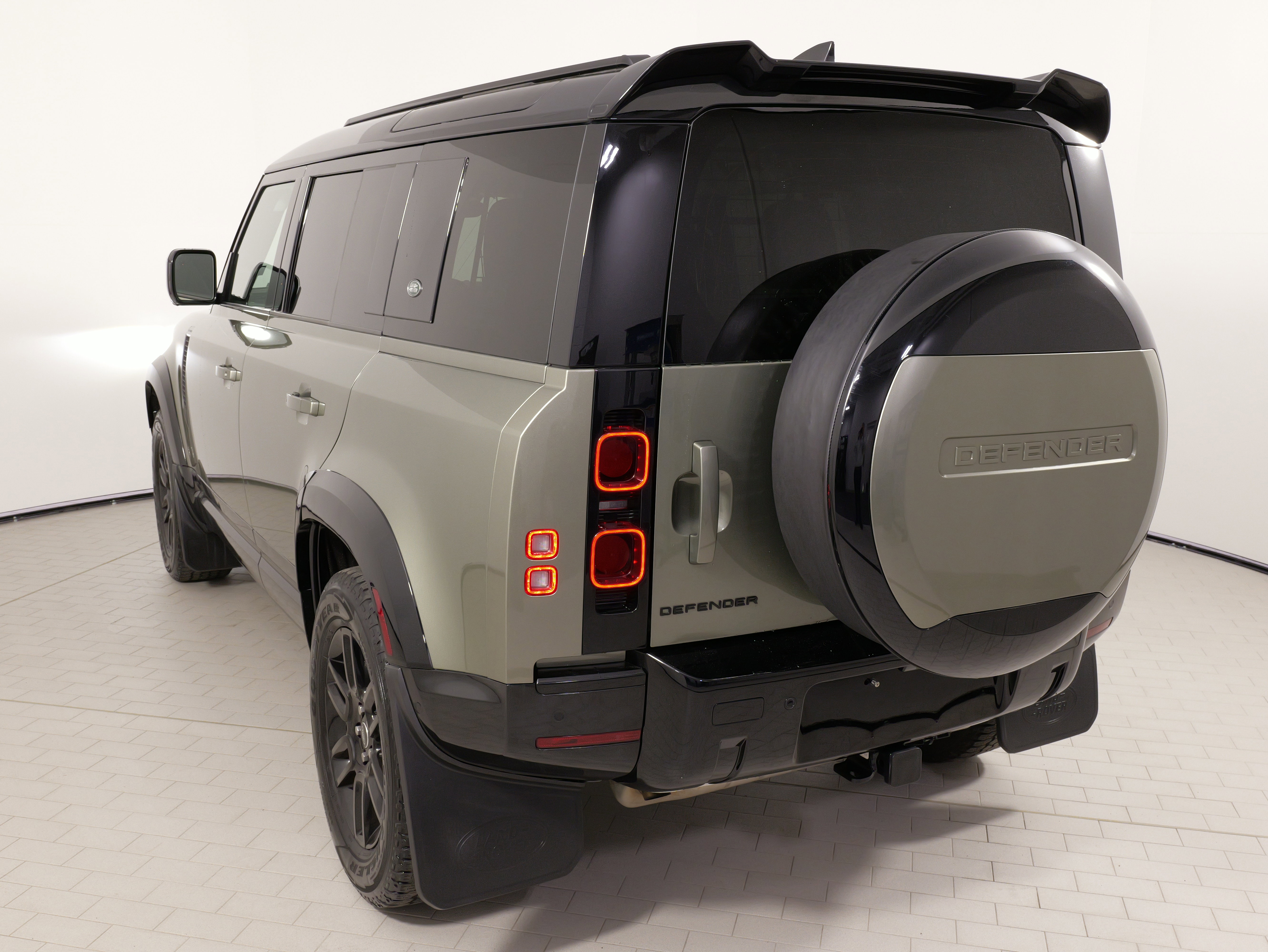 Used 2024 Land Rover Defender 110 S image 12