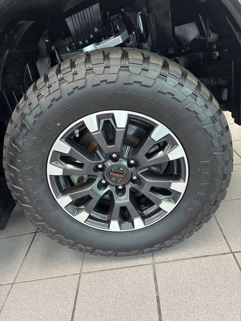 Used 2020 Nissan Titan PRO-4X w/ Pro-4x Convenience Package AWD/4WD image 9