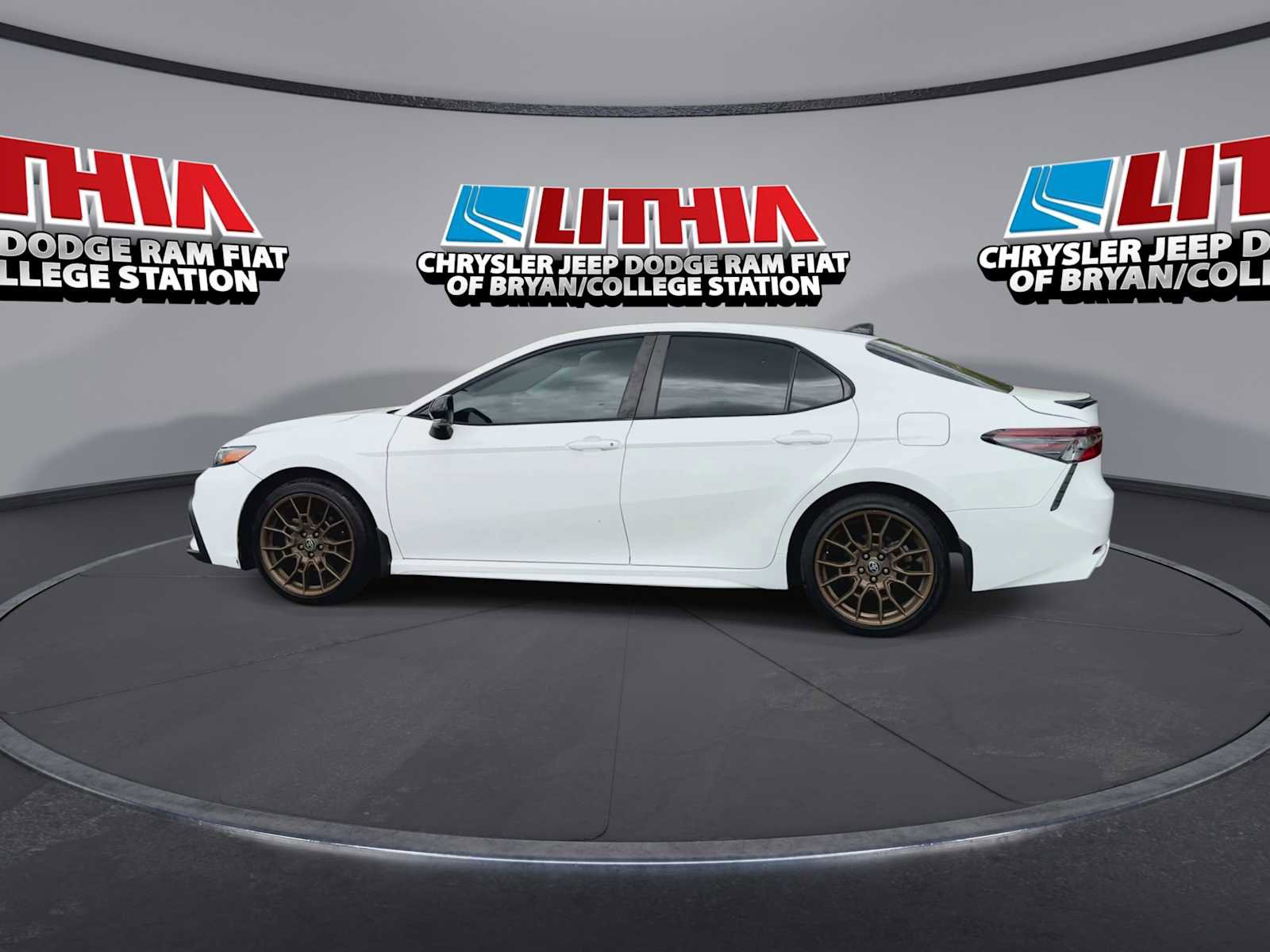 Used 2023 Toyota Camry SE image 5