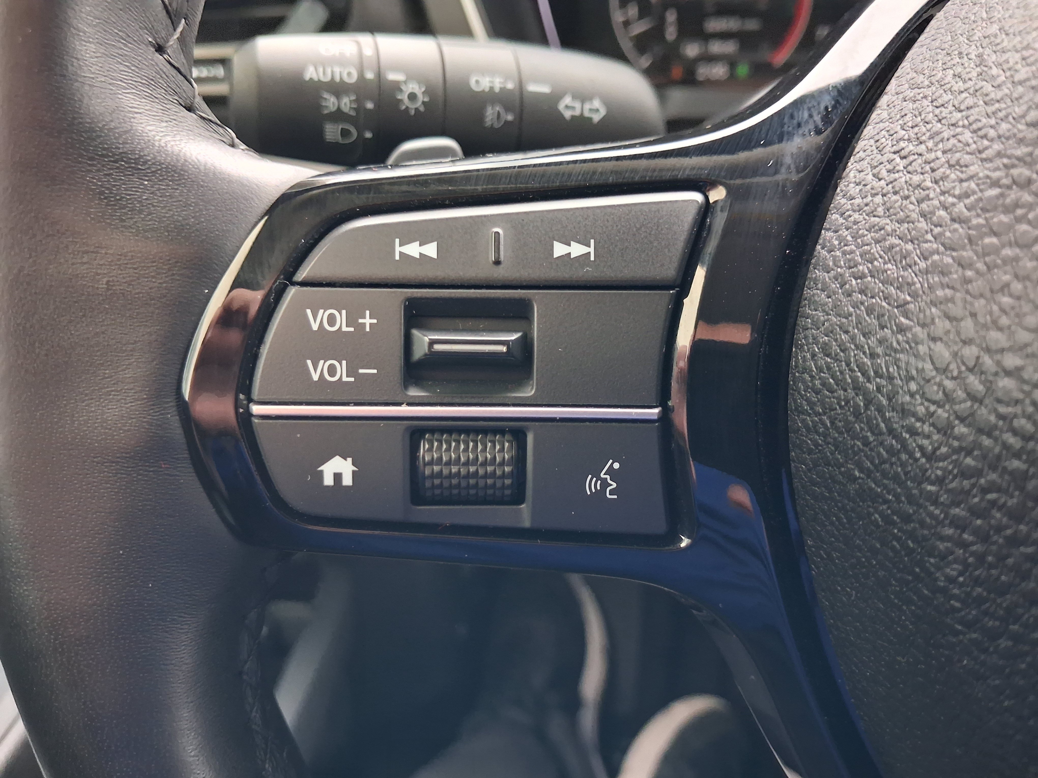 Used 2025 Honda Pilot EX-L image 10