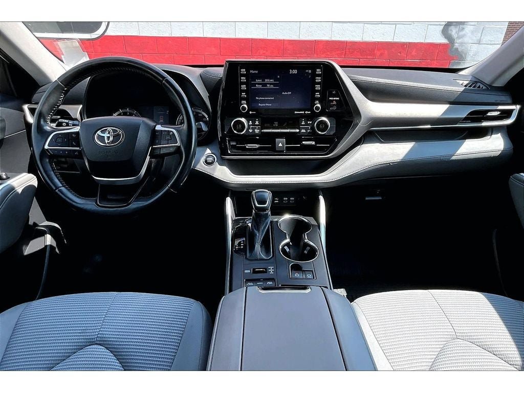 Used 2022 Toyota Highlander LE AWD/4WD image 16