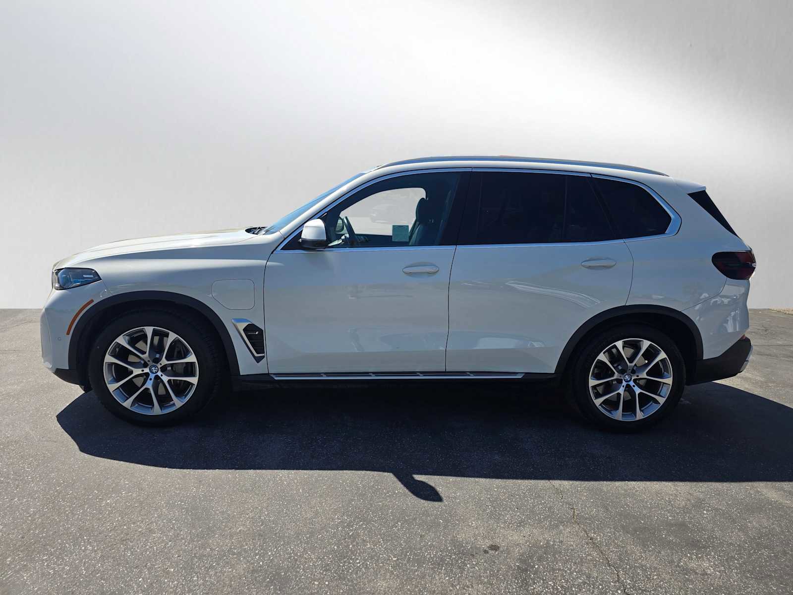 Used 2024 BMW X5 xDrive50e AWD/4WD image 6