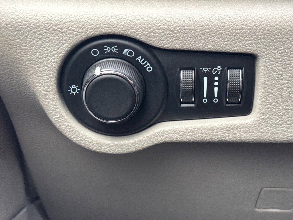 Used 2023 Chrysler Voyager LX image 17