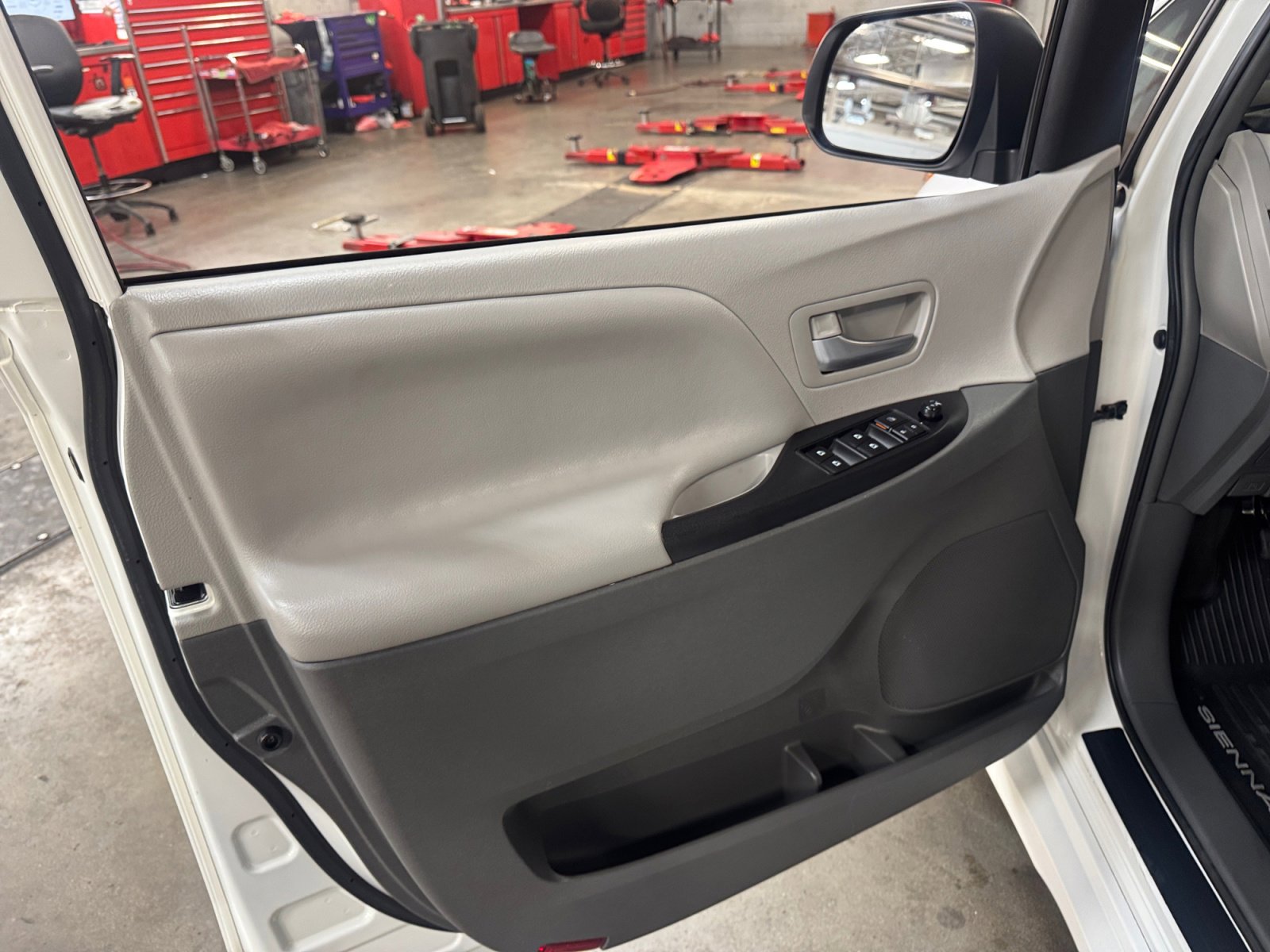 Certified 2019 Toyota Sienna LE w/ LE Preferred Package FWD image 13