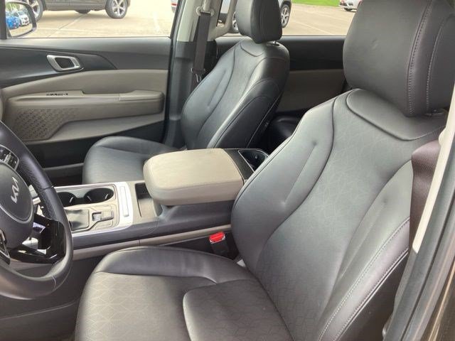 Used 2025 Kia Carnival FWD image 13