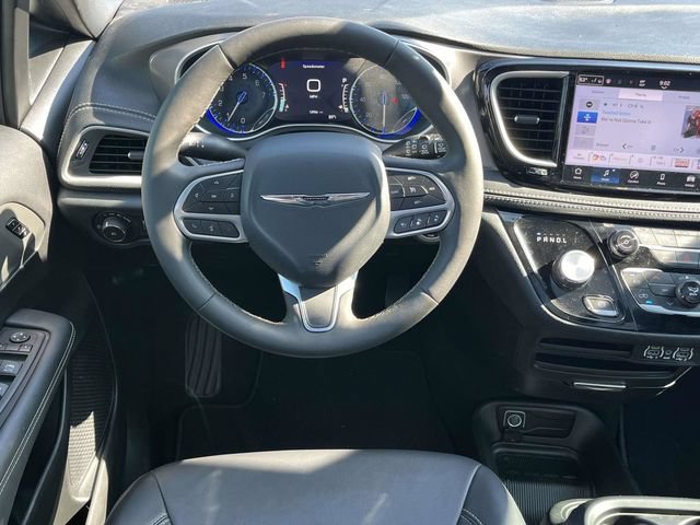 Used 2025 Chrysler Pacifica Select FWD image 18