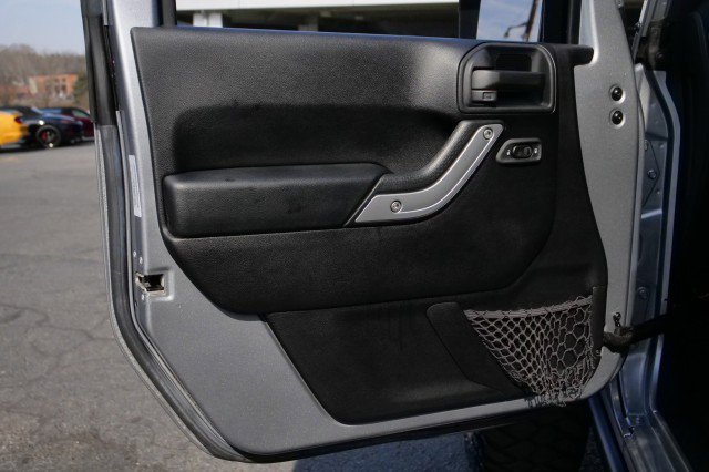 Used 2016 Jeep Wrangler Unlimited Rubicon w/ Connectivity Group image 32