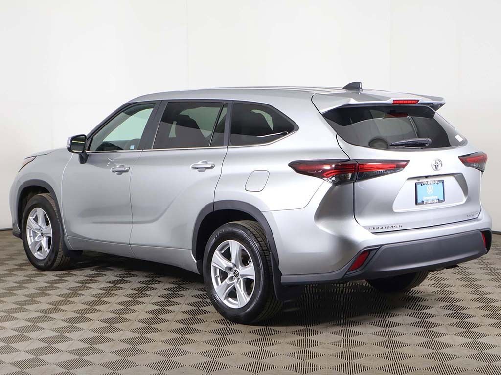 Used 2024 Toyota Highlander LE AWD/4WD image 8
