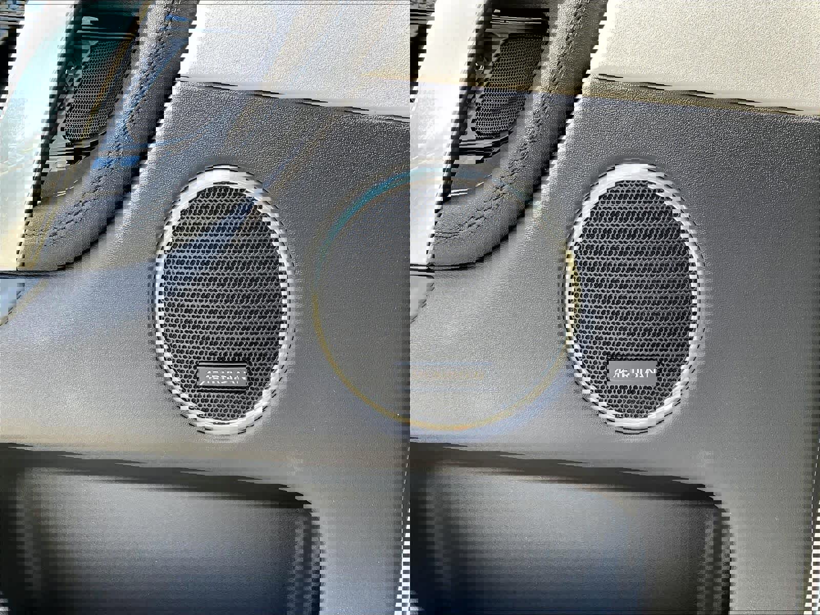 Used 2025 Land Rover Discovery Sport S image 33